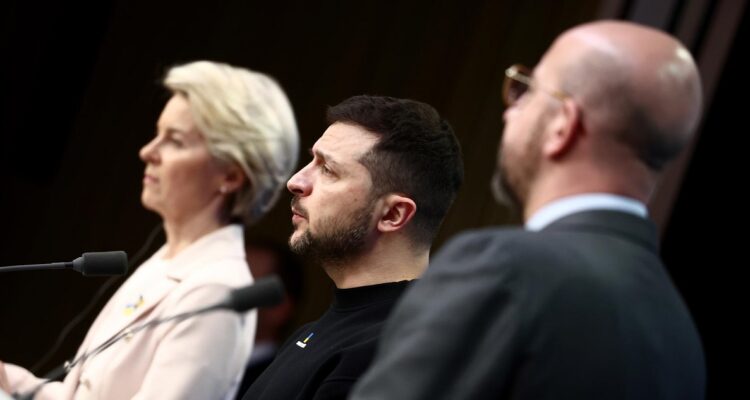 Volodímir Zelenski junto a Ursula Von der Leyen y Charles Michel.