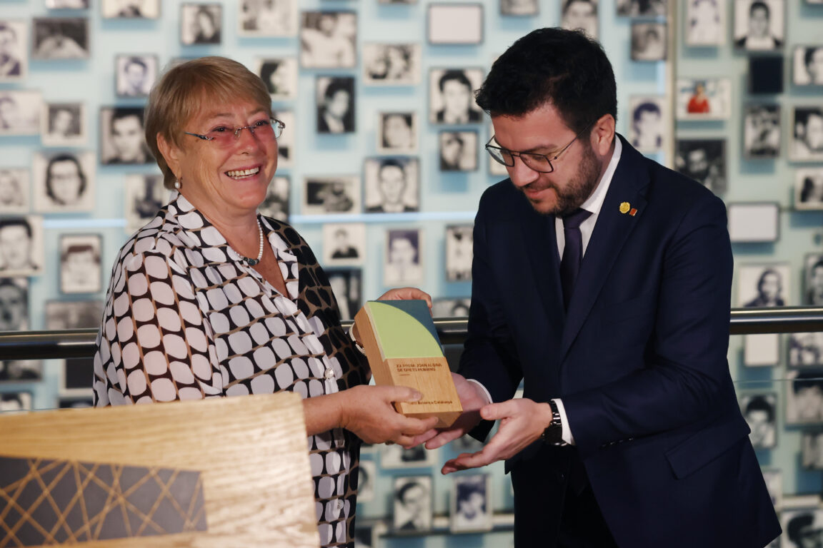 Michelle Bachelet recibe Premio Joan Alsina.