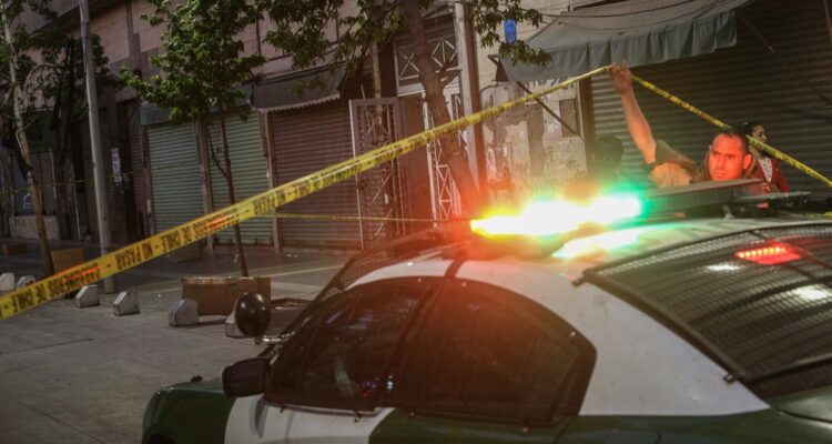 Condenan a 2 años a ciudadano chino que mató a hombre con una patada en Valparaíso. Cumplirá sentencia en libertad.