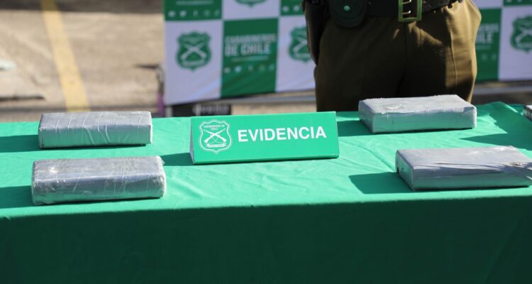 Carabineros de Los Ángeles incautan máquinas para supuesto pago de drogas con tarjetas bancarias