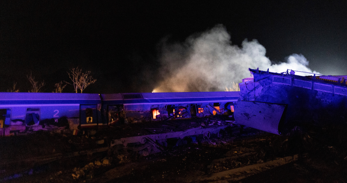Grave accidente en Grecia: acusan a jefe de estación de homicidio involuntario tras colisión de trenes