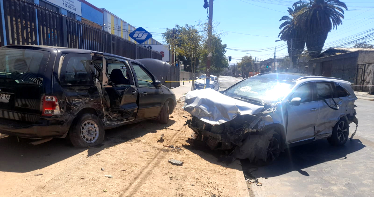 Persecución policial en Santiago Centro termina en accidente vehicular con tres detenidos