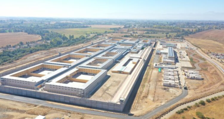 Acciona demanda al fisco chileno tras construcción de cárcel de Talca: piden $21 mil millones