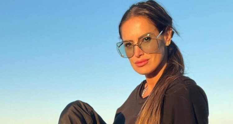 Adriana Barrientos posa seria mientras viste un buzo.