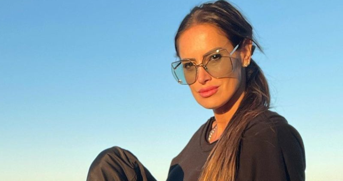 Adriana Barrientos posa seria mientras viste un buzo.