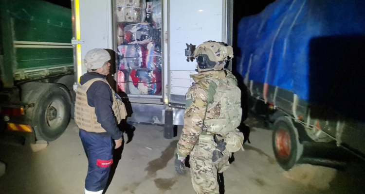 Ejército de Chile intercepta camiones bolivianos cargados con 136 rifles ocultos en fardos de ropa