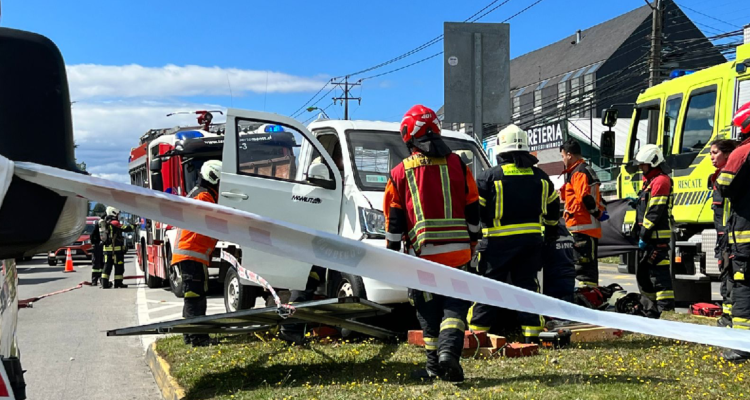 Adulto mayor murió mientras conducía en Puerto Montt: sufrió un infarto y chocó con un poste