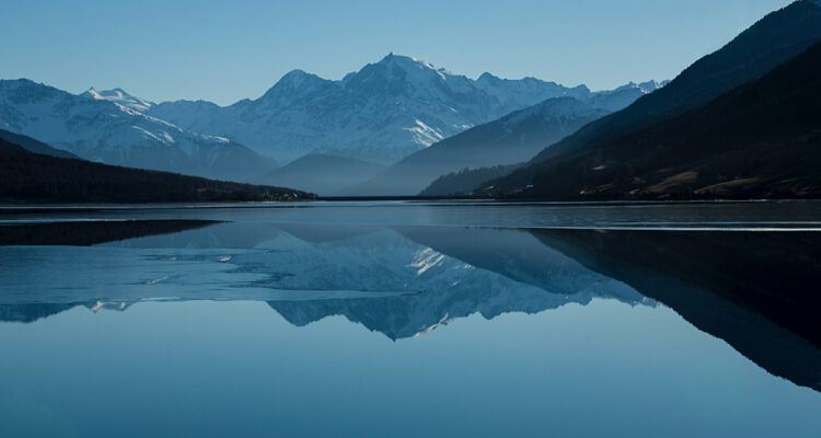 En la imagen se ve un lago reflejando una montaña. La organización de National Geographic lanzó un Mapa mundial que permite ver los nieveles de agua dulce en el mundo.