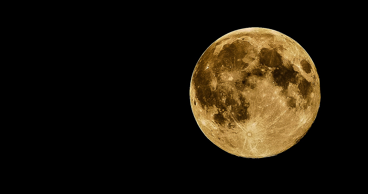 Científicos chinos reportan que las perlas de vidrio de impacto en la Luna, de los que trajo muestras la misión Chang’e-5, contienen potencialmente masivas cantidades de agua.