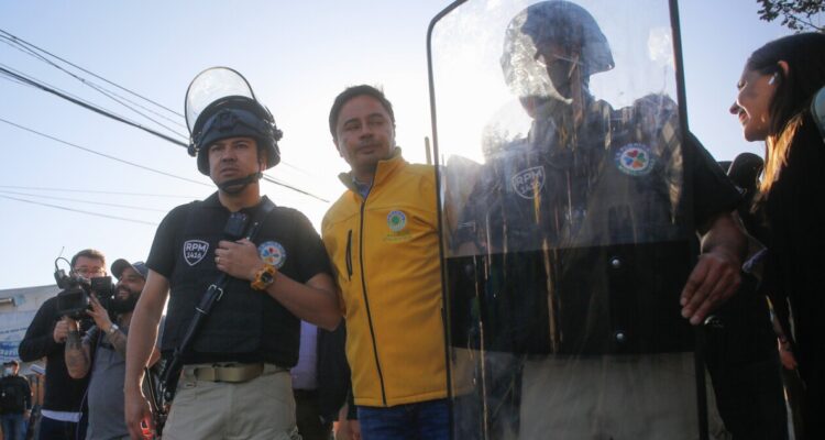 “Tienen soldados que los defienden”: Carter durante ataques en demolición de narco-casa en La Florida