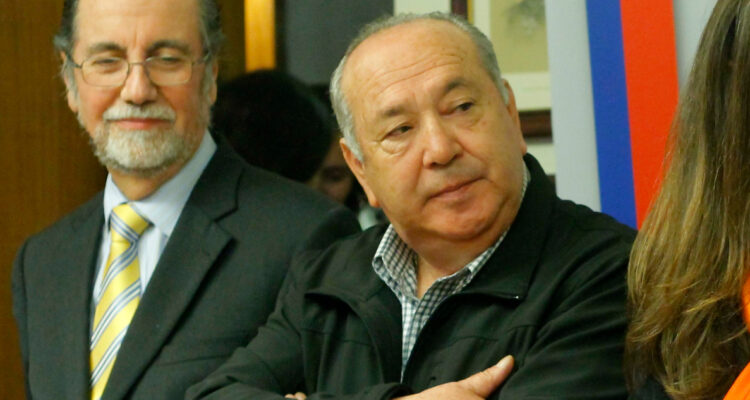 El periodista Alipio Vera mira hacia un costado. El comunicador sufrió un infarto cerebral.