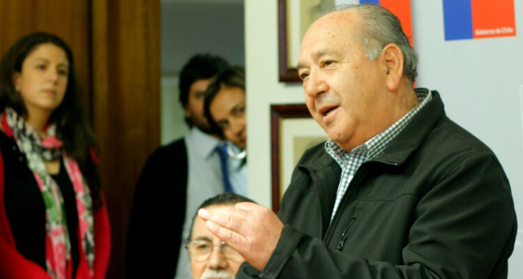 El periodista Alipio Vera hablando en un evento de gobierno. El comunicador lleva más de una semana hospitalizado.