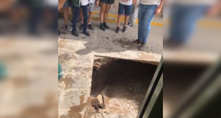Alumnos caen a fosa séptica luego que cediera el piso en escuela de Córdoba