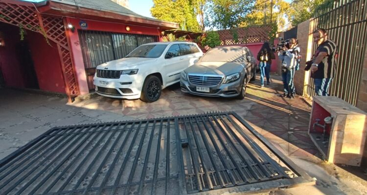 Delincuentes fracasan tras realizar elaborado alunizaje para robar autos de alta gama en La Cisterna