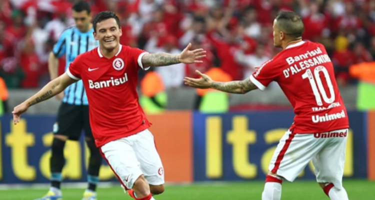 En Brasil buscan apresurar la llegada de Charles Aránguiz al Inter de Porto Alegre.