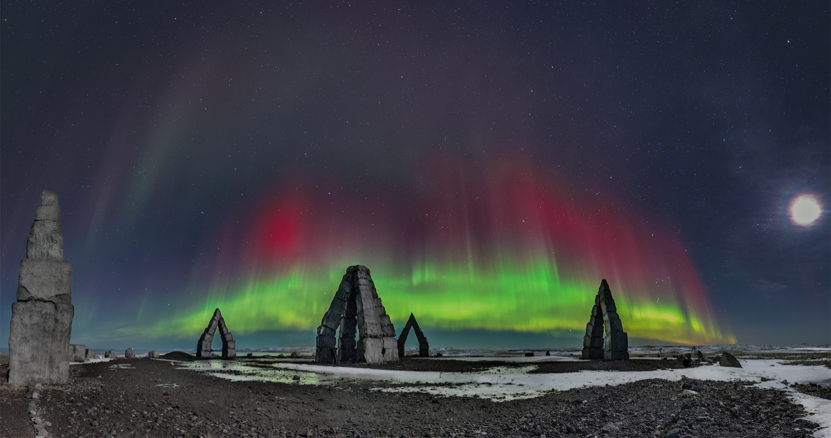 NASA destaca fotografia com aurora boreal e vulcão na Islândia