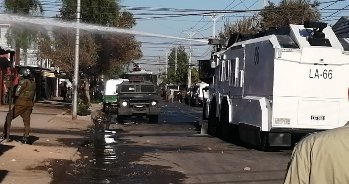 Atacan a Carabineros e increpan a alcalde Carter durante demolición de “narco-casa” en La Florida