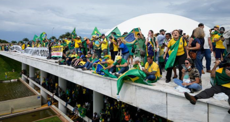 Manifestantes en el tejado del Congreso Nacional en enero