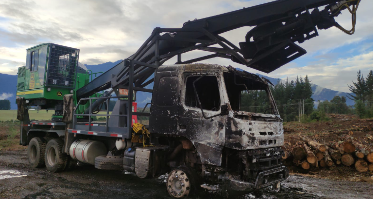 Ataque incendiario en fundo de La Araucanía: tres máquinas fueron destruidas por el fuego