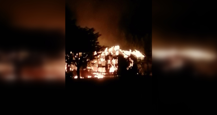 Dos cabañas destruidas deja ataque incendiario en Lanalhue: cuidador debió salir arrancando