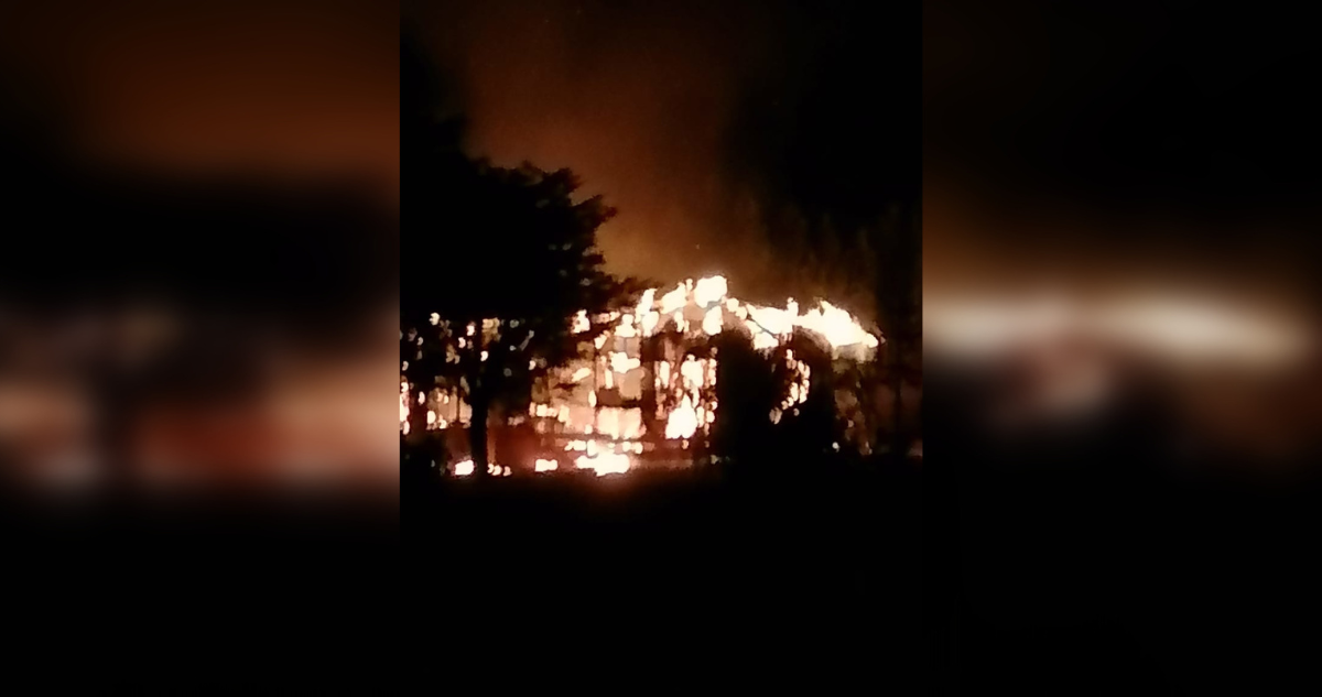 Dos cabañas destruidas deja ataque incendiario en Lanalhue: cuidador debió salir arrancando