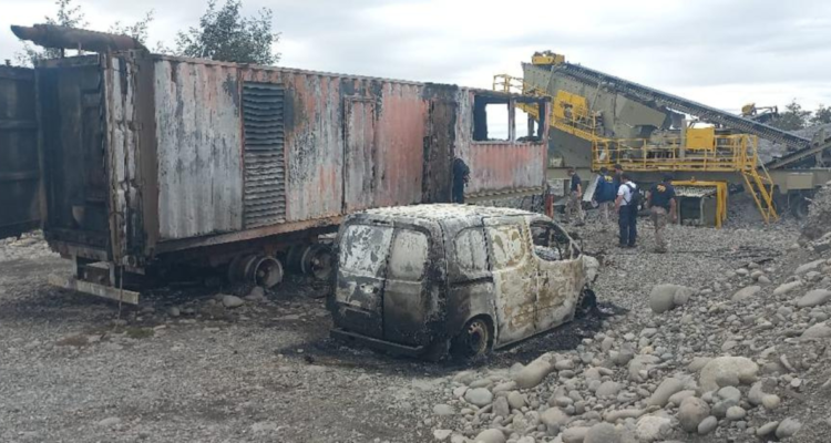 Destruyen 5 camiones, maquinaria y una planta chancadora durante ataque incendiario en Perquenco