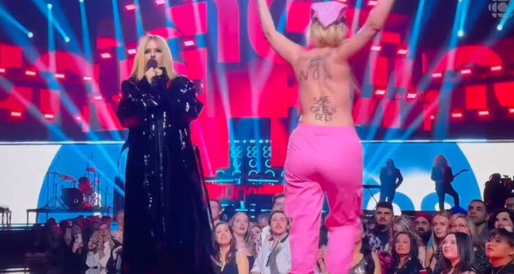 Avril Lavigne increpa a manifestante que irrumpió en topless en los Premios Juno: “Vete a la mierda”