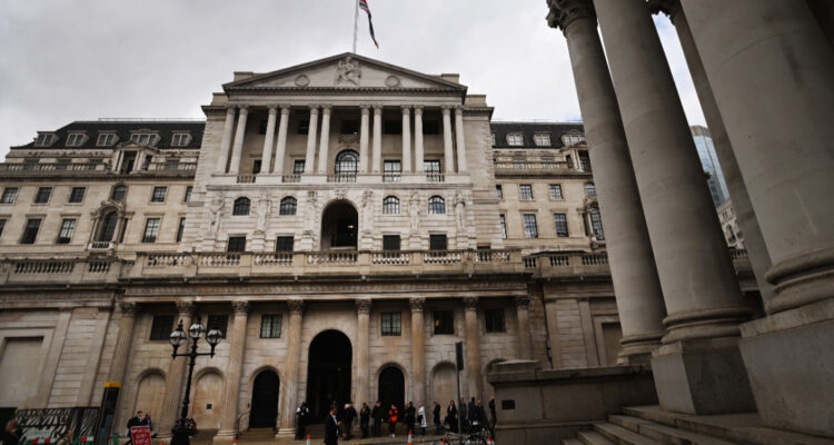 Banco de Inglaterra sube tipos de interés por undécima vez consecutiva y llega al 4,25%