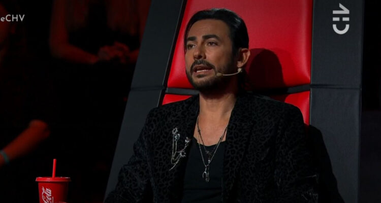 El cantante Beto Cuevas hablando en The Voice de Jenni Rivera.