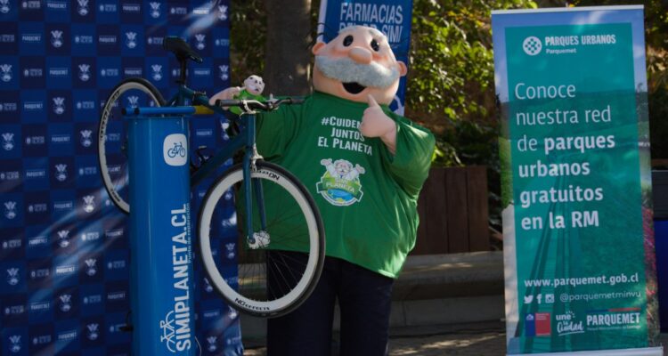 Instalan puntos de reparación de bicicletas gratuitos en parques del país