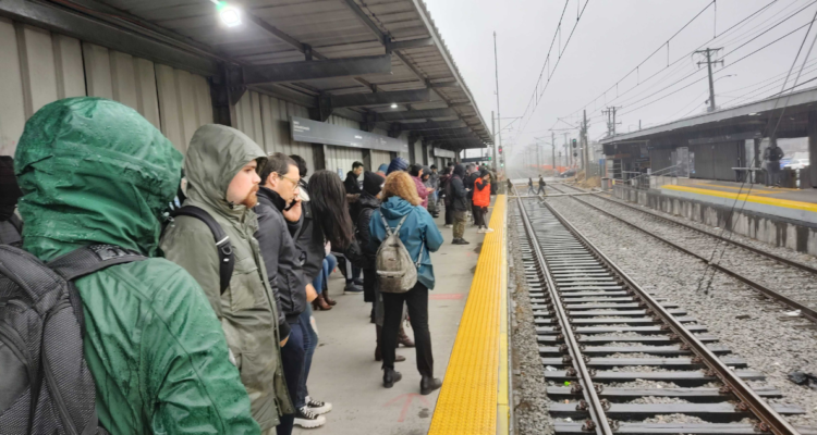 Biotrén suspende servicios entre estaciones Coronel y Juan Pablo II por barricadas en la vía