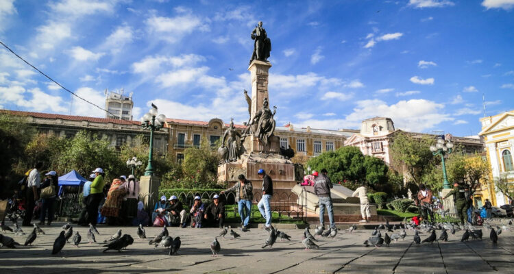 El inusual problema que se vive en Bolivia con los dólares y las teorías que se manejan al respecto