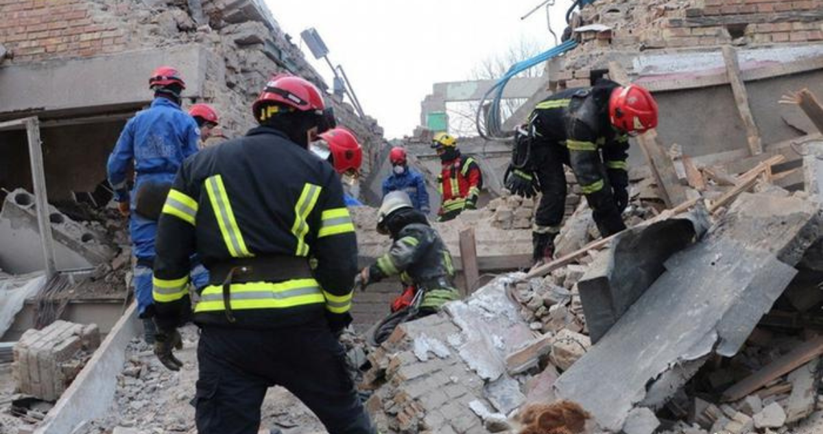 Edificio en escombros tras ataque ruso.