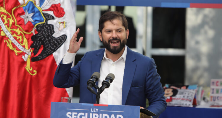 “A veces hay que decir ‘no’ a algo popular”: Boric dice que autopréstamo era “pan hoy y hambre mañana”