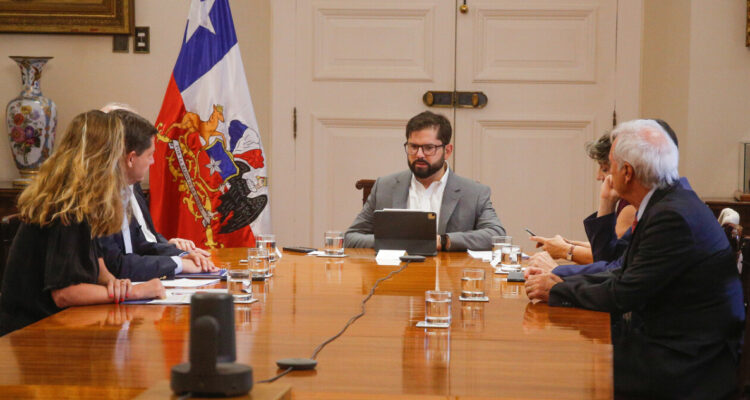 Boric viaja a Cumbre Iberoamericana con agenda marcada por reconducción y expulsión de migrantes