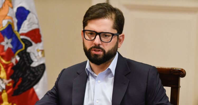 “Absolutamente falso”: Boric descarta “telefonazo” a Fiscalía tras acusación de Carter por narco casas