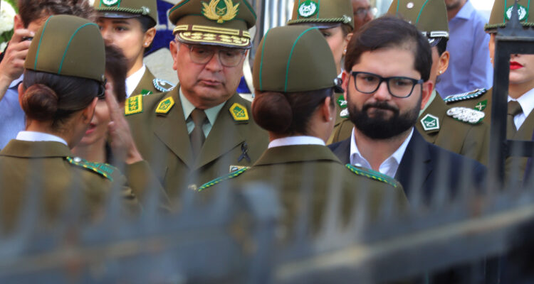 BORIC ES RECIBIDO CON PIFIAS EN RESPONSO DE CARABINERA ASESINADA