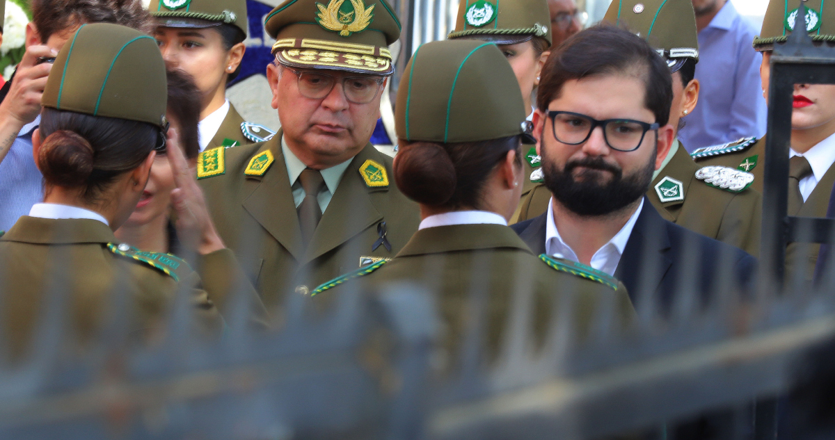 BORIC ES RECIBIDO CON PIFIAS EN RESPONSO DE CARABINERA ASESINADA
