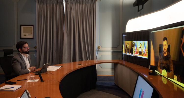 Presidente Boric respalda orden de arresto contra Putin tras conversación con Zelenski