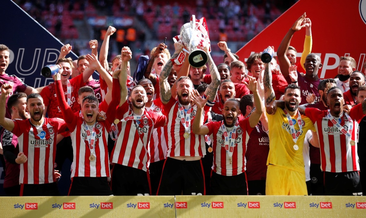 Brentford tras conseguir su ascenso a la Premier League.