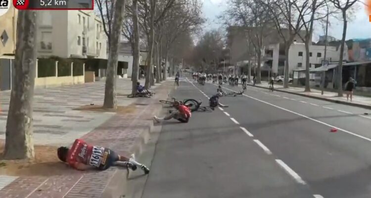 La brutal caída que deja a ciclista cerca del retiro