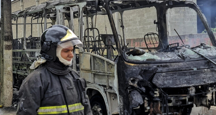 Un bombero junto a un bus quemado en Parnamirim, en el estado Río Grande del Norte
