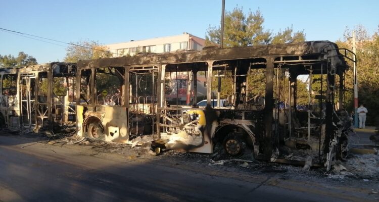 Buses quemados, un carabinero baleado y 60 detenidos dejó el Día del Joven Combatiente en la RM