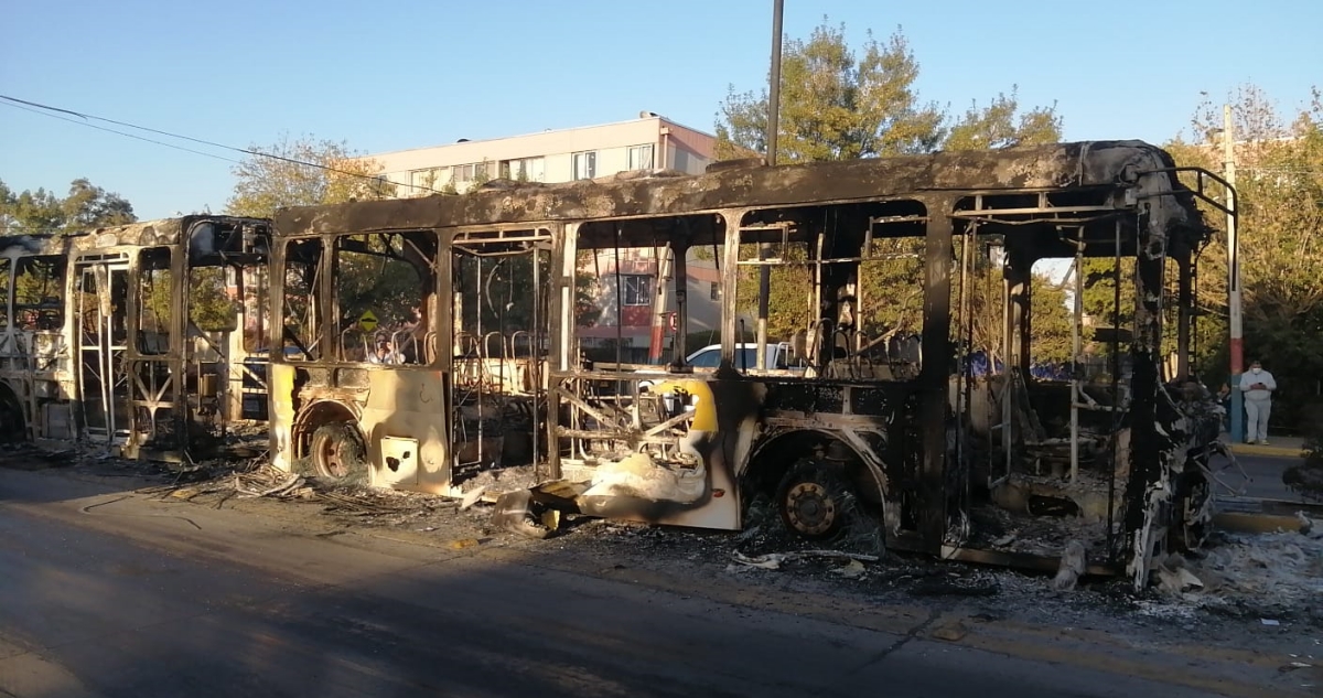 Buses quemados, un carabinero baleado y 60 detenidos dejó el Día del Joven Combatiente en la RM