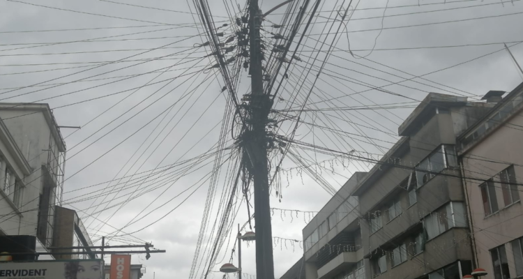 Cables en desuso y mal estado en Osorno ya han cobrado dos víctimas: municipio prepara ordenanza