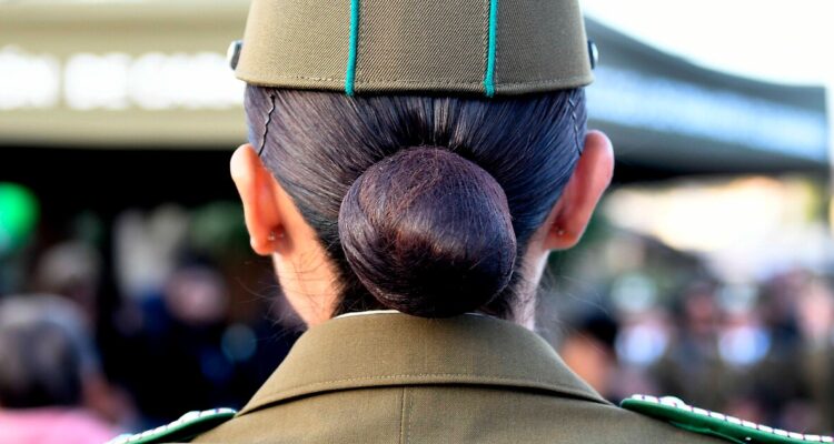 Foto contexto funcionaria de Carabineros