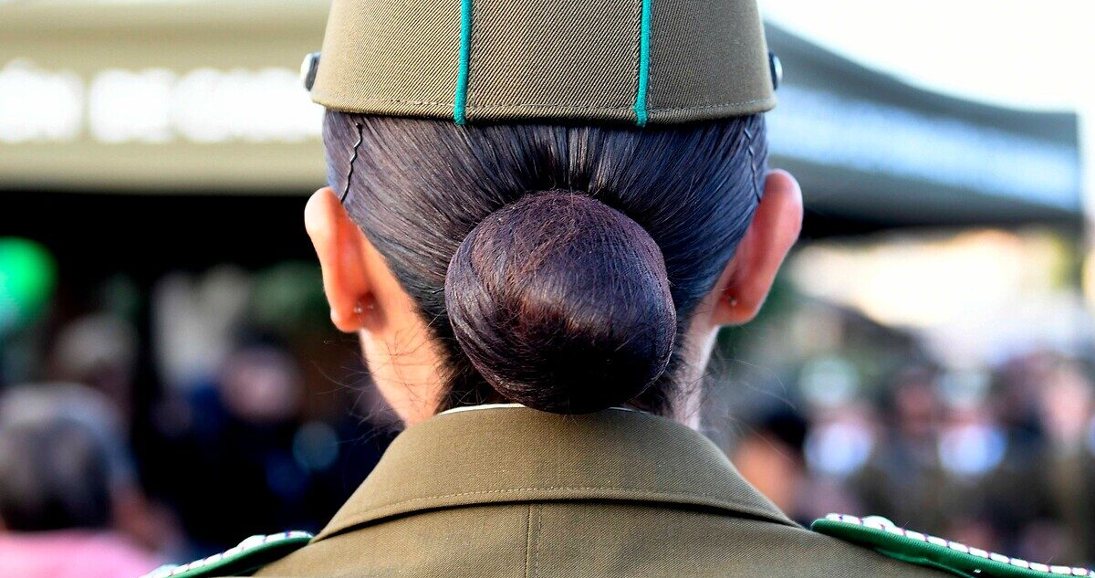 Foto contexto funcionaria de Carabineros