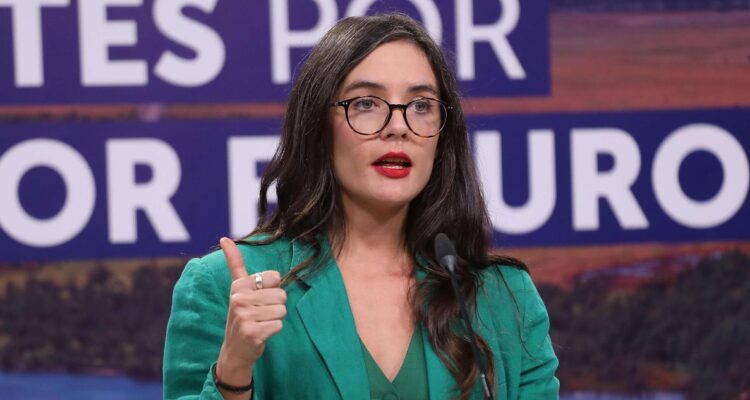 Tras críticas del PC: Vallejo descarta “contradicción” del presidente Boric por gestos a Carabineros