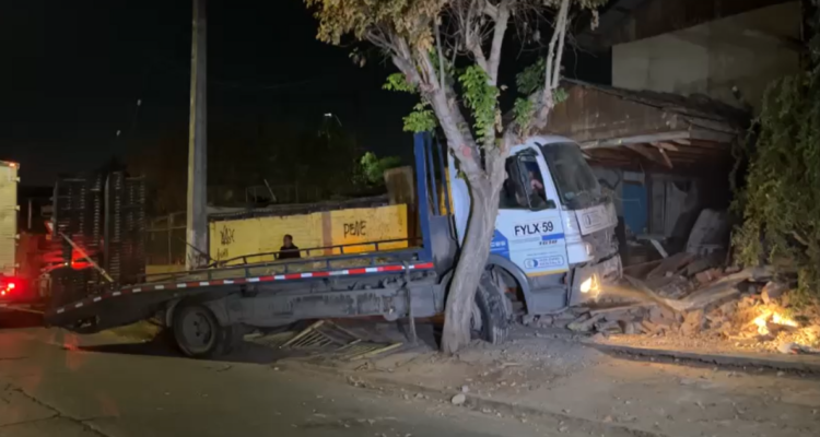 Delincuentes chocan contra muro de casa