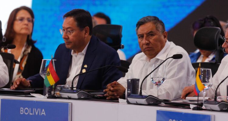 Presidente de Bolivia Luis Alberto Arce junto al Canciller Rogelio Mayta